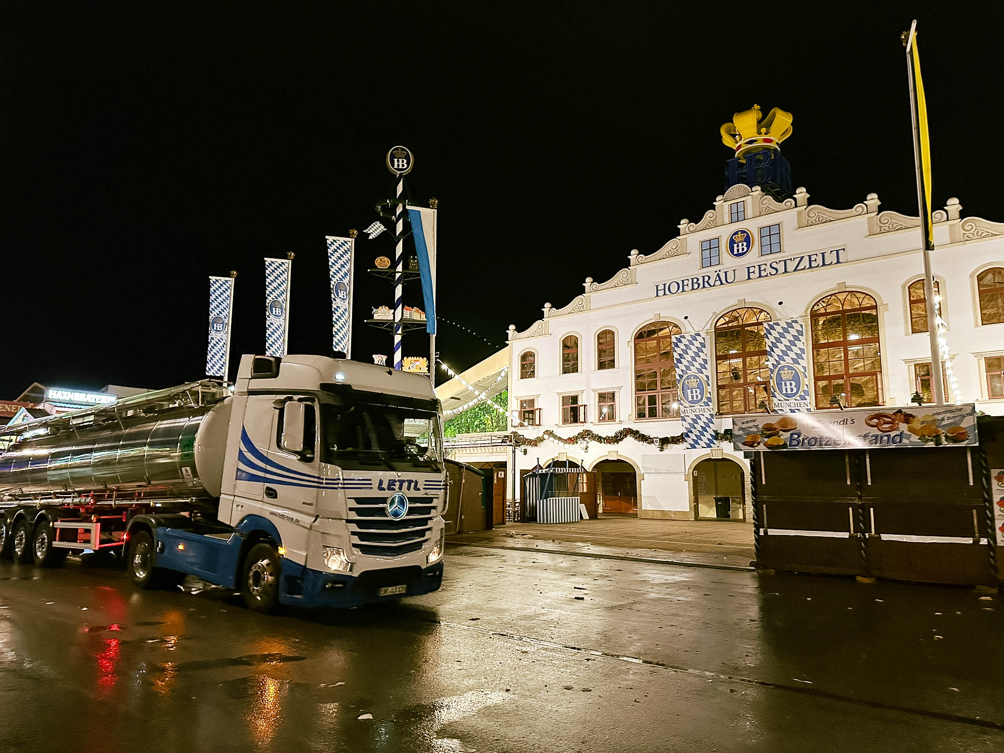 Lettl als Lieferdienst auf der Wiesn 3-min